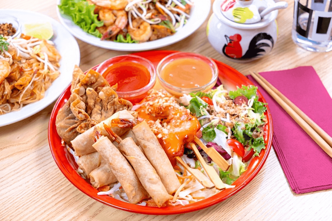 Plats thaïlandais variés vus du dessus